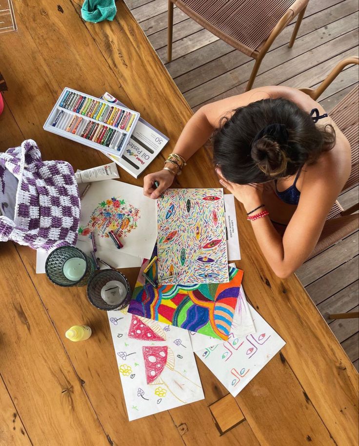 Arkadaşlar birlikte boyama kitabı veya mandala yapıyor