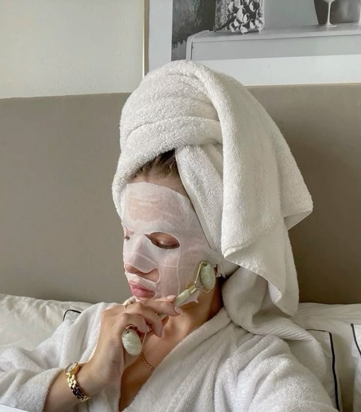 Arkadaşlar puzzle yapıyor veya lego inşa ediyor