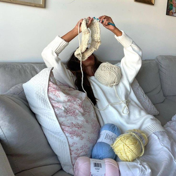 Arkadaşlar örgü veya makrome yaparken